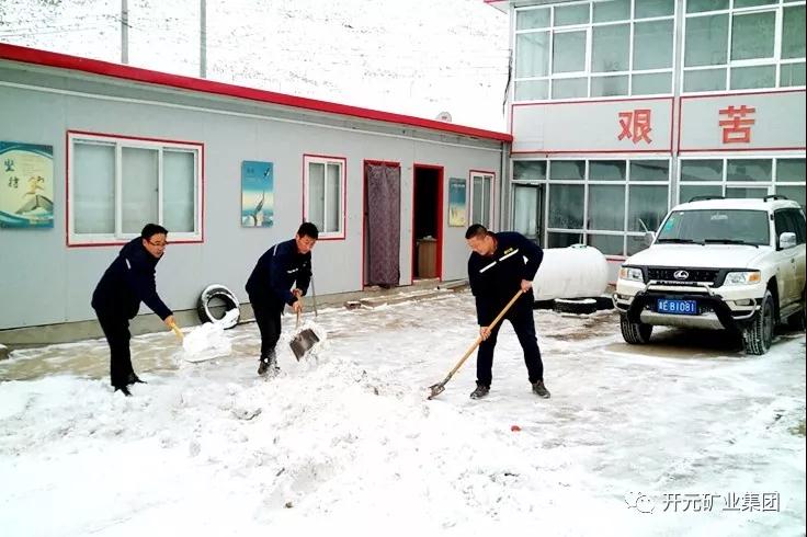 人間四月芳菲盡，山中春雪還復(fù)來